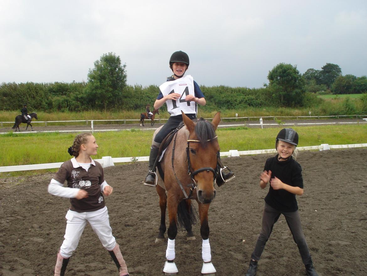 Anden særlig race Magic mix - Slapper af mens pigerne danser vinder dans billede 3