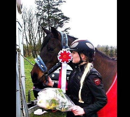 DSP Day-lights naomi - Smukke og mig der vinder Automesterskabet(højdespring)banene var til sidst 120cm. vi var to tilbage og den anden tog en bom og Naomi vandt :) (første udendørs stævne) billede 31