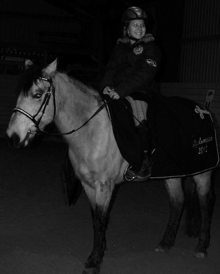 Anden særlig race Digelsgaardens Ginger(My little Girl)<3 <3 - Digelsmester 2012 <3<3 den bedste dag i mit liv <3<3
Taget af Nanna Christiansen <3 billede 15