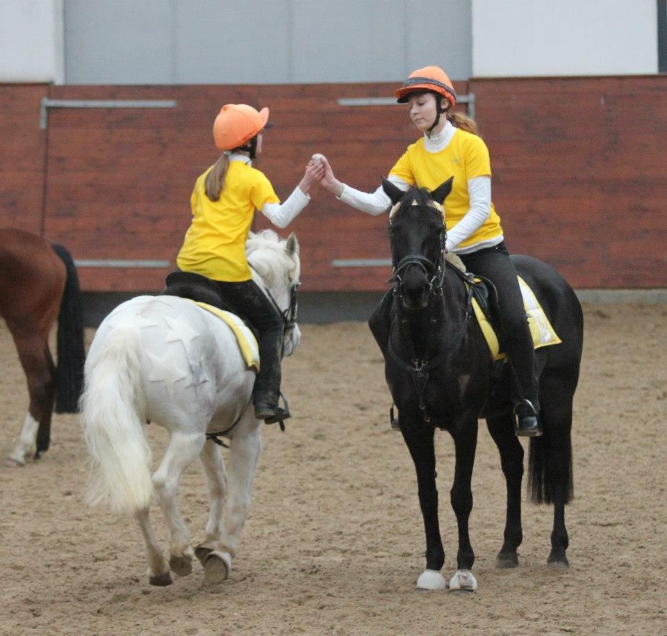 Anden særlig race Agerhøjgårds Avance - Avance og mig til vores første stævne hun var for sej ;)

midt i en aflevering  billede 19