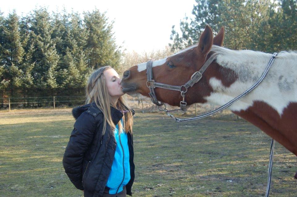 Pinto Dominique - ''Just close your eyes
And you'll be here with me
Just look to your heart
And that's where I'll be
If you just close your eyes
Till your drifting away
You'll never be too far from me
If you close your eyes'' billede 4