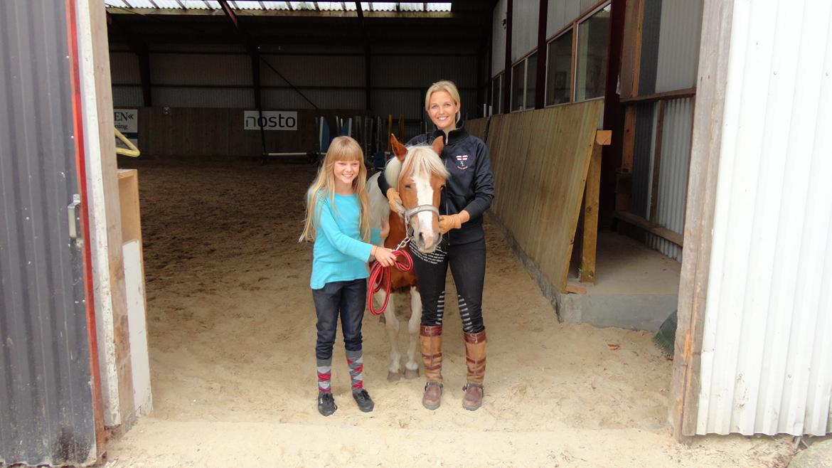 Anden særlig race Cirkeline - 2. Tina mig og Cirkeline :D<3
Cirkeline og Tina kom også i junier bladet sammen på forsiden;-) billede 2