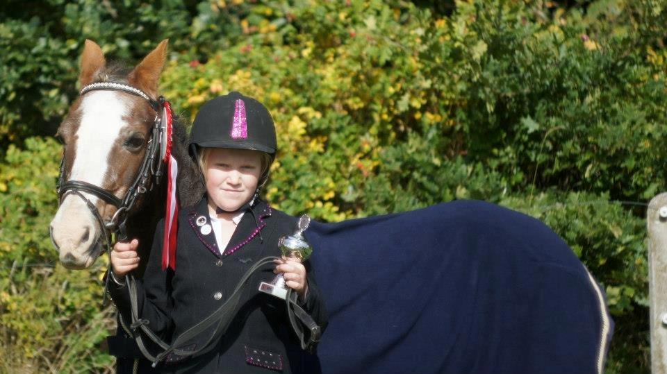 Welsh Mountain (sec A) Petra’s Dienie (Daisy) <3 - Daisy og Zabrina, vinder af en flot pokal i dressur! billede 20