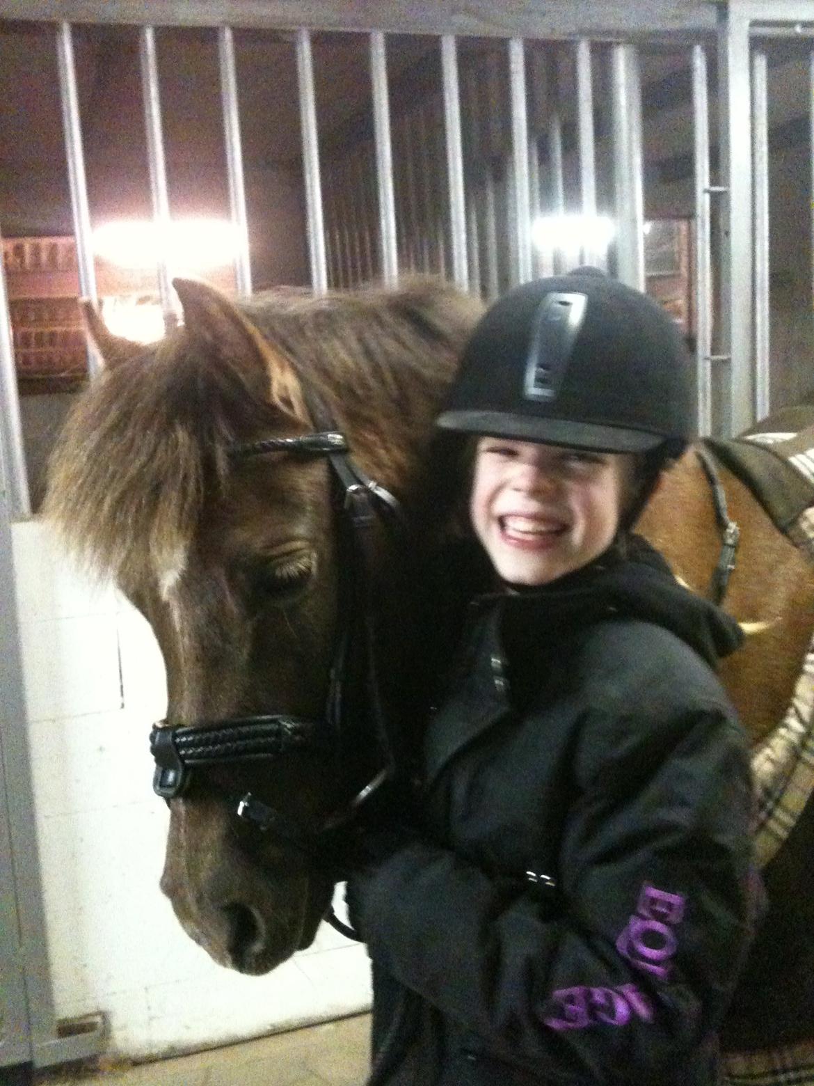 Welsh Pony (sec B) Stoak Laura (Stoakie) - Mig og Stoakie i stalden billede 1