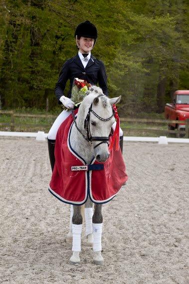 DSP Toftegaard's Hurricane SPH 182 <3 *A-Pony* - Distriksmester for hold 2012! <3

LA1 til 66%, 70% og 69,7% Gennemsnitlig 68%! :D Og dermed højest af alle startende i mesterskabet <3 billede 10