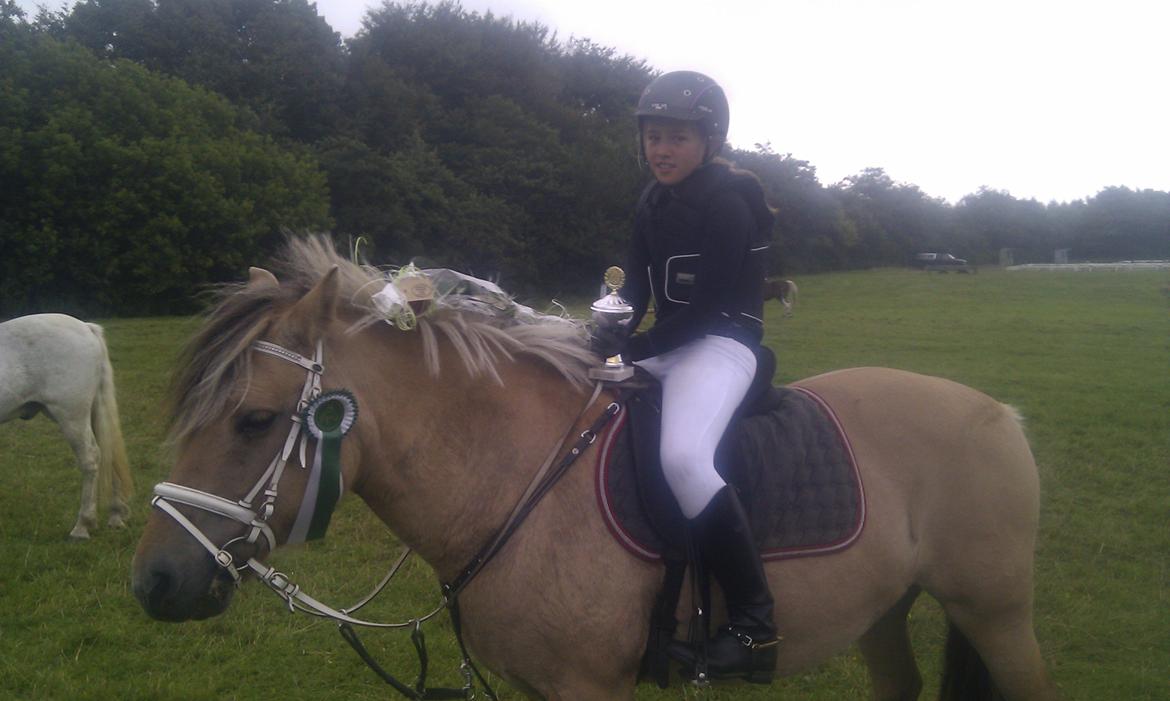 Fjordhest Vigdis R.I.P d. 18/1-14 - Viggo og Emilia (Mig) :) 1. Plads og dermed pokal! billede 14