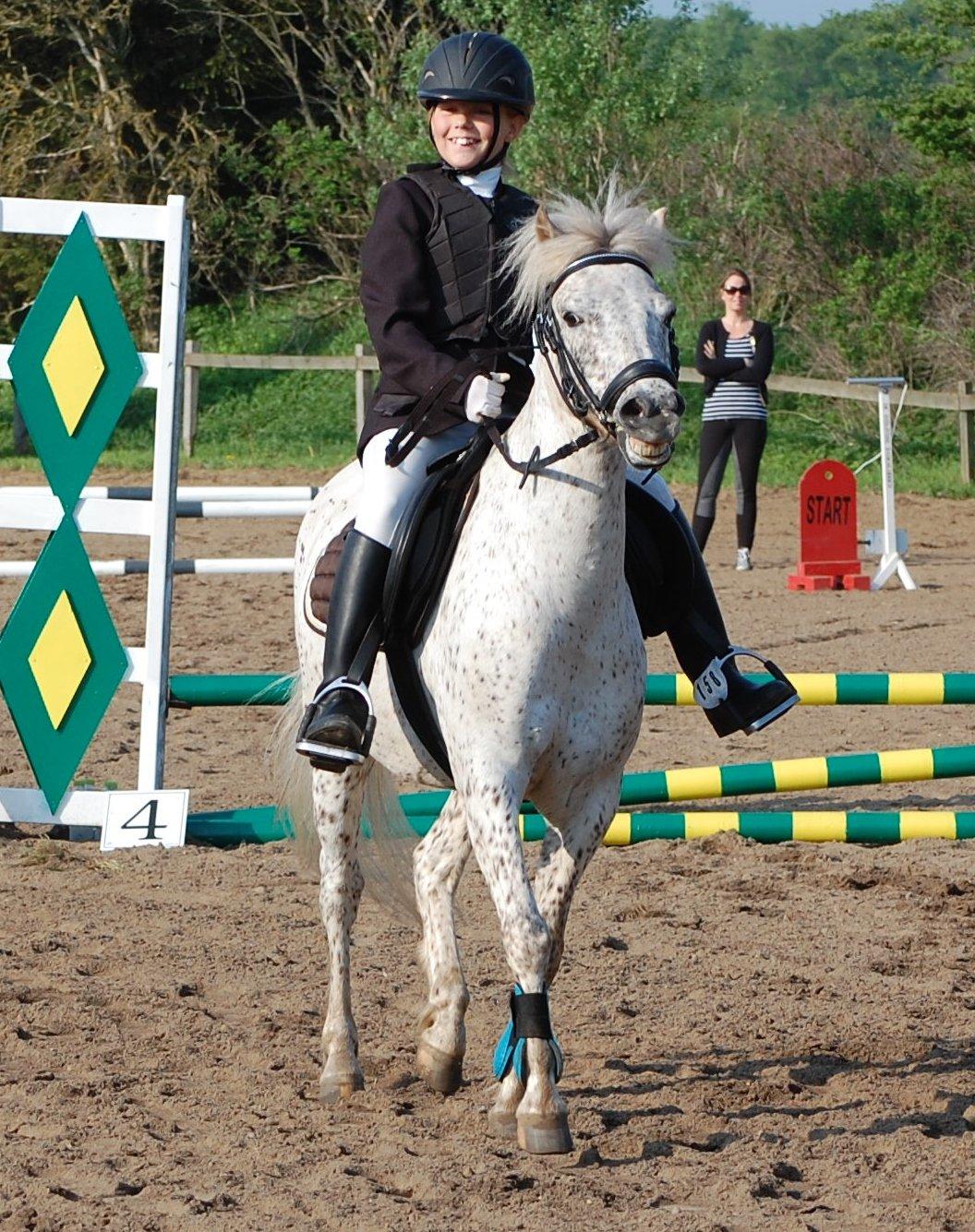 Anden særlig race Hoppity Hop (Verdens bedste pony)<3 - Hoppe er tilfreds med at han har redet stævne og smiler;-) billede 14