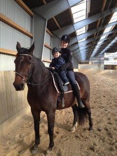 Oldenborg Paw Tanholt - Da mig og min lille fætter Magne på 3, skridter rundt i ridehallen billede 15