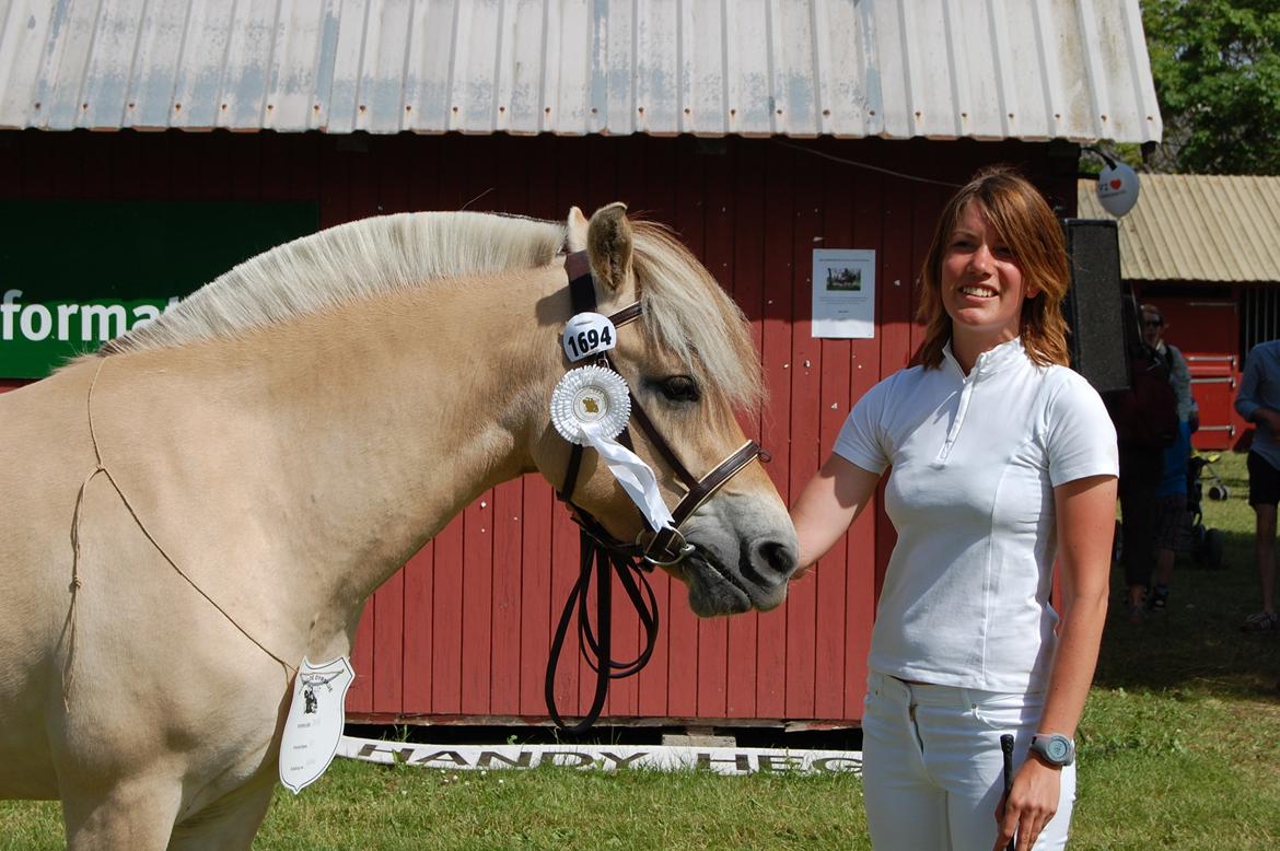 Fjordhest Franka Vårby - Franka med sine præmier :)
Roskilde dyrskue 2013 billede 16