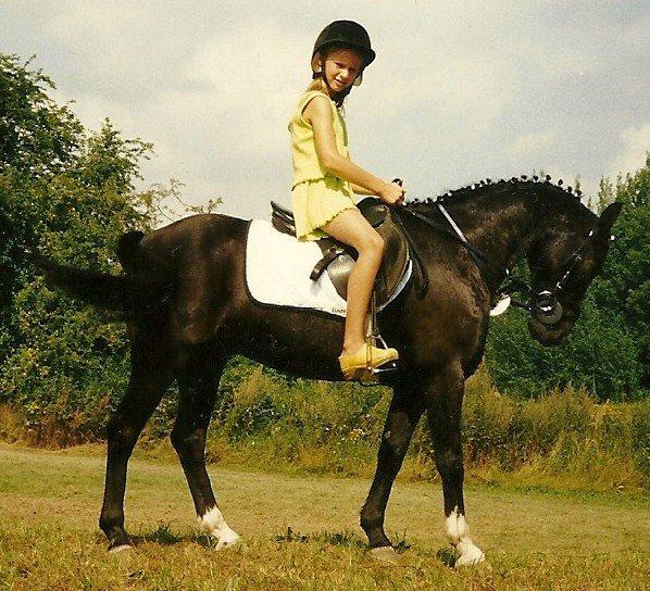 Irsk Sportspony Littel Black Diamond [Altid elsket/ Savnet] - Det eneste ridde billed jeg har fået til sendt af Diamond og Lulu det er fra 1994 og lulu hade lige fådet af vide det var hendes pony .  billede 15