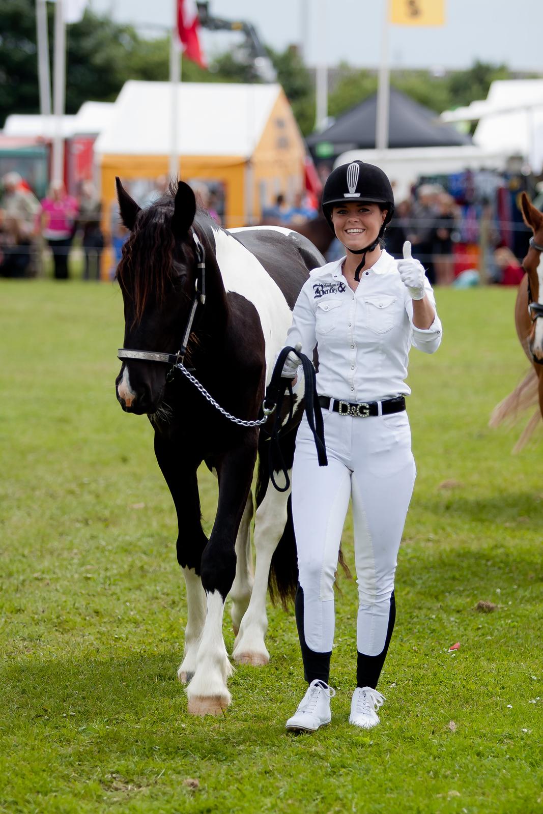 Tobiano Friesian ~Bentley~ af Bølå - Her er vi til LRØ skuet. Fotograf: Charlotte Petersen - Chafo.dk billede 8