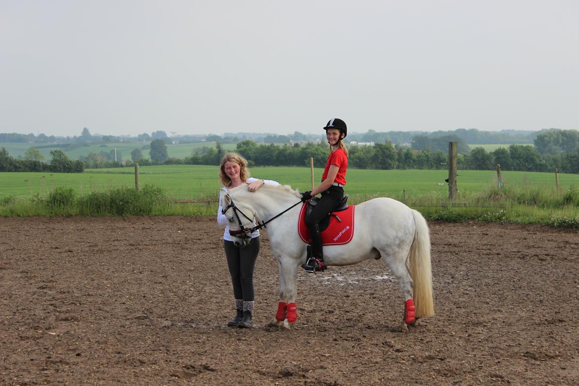 Welsh Pony (sec B) Lærkenfeldts Aramis - Her står vi sammen med vores træner Heidi Hoffmann. billede 5