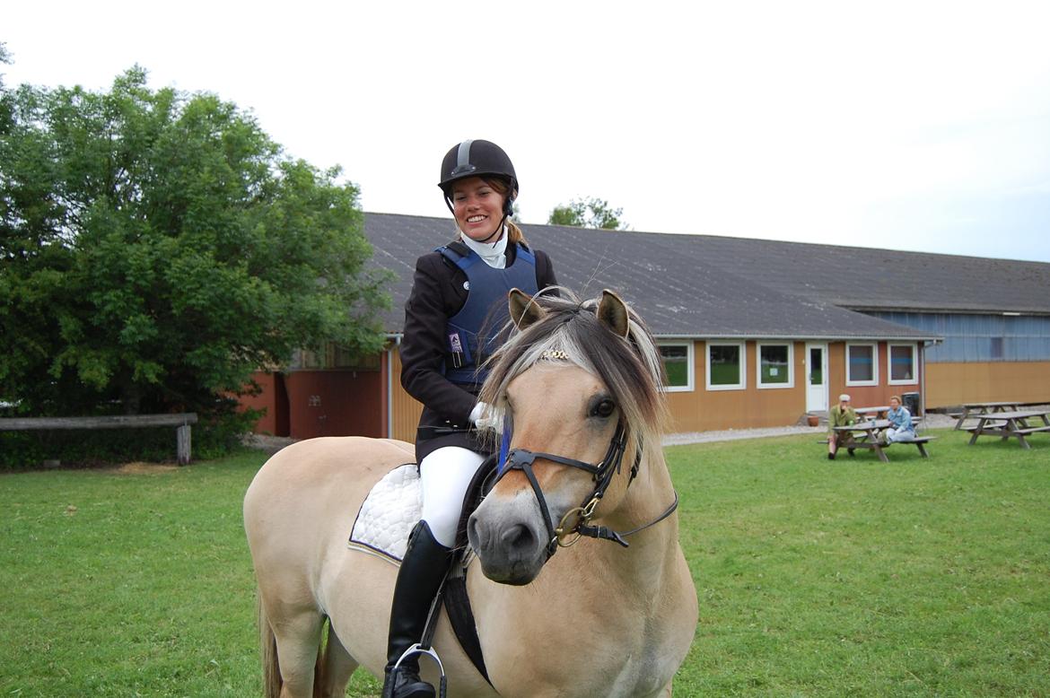 Fjordhest Cirkeline Møldrup - Cirke og jeg har lige vundet to sløjfer i sløjfespring :D billede 2