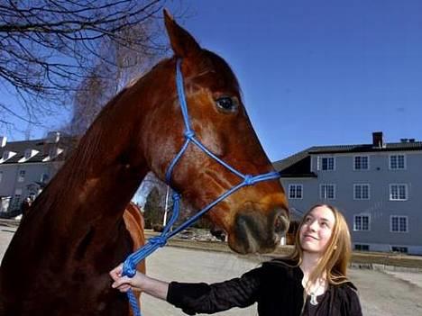 Traver Mighty spin m(død) - Mighty med en fra min klasse:) billedet blev taget i forbindelse med en avisartikel om skolen. De ville bruge ham fordi han så sød ud:) billede 9