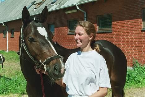 Anden særlig race Julie (død 2001) - Her er julie 4 år. Jeg er har lige aftalt med avler, at jeg godt må købe hende. Er derfor glad. billede 1