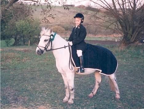 Welsh Mountain (sec A) Prins Silver - Her er vi til vores allerførste stævne!! Hvor vi vandt en 4.plads!! Ved godt at jeg ser vildt weird ud med den der ridehjelm.. hihi :o) billede 4