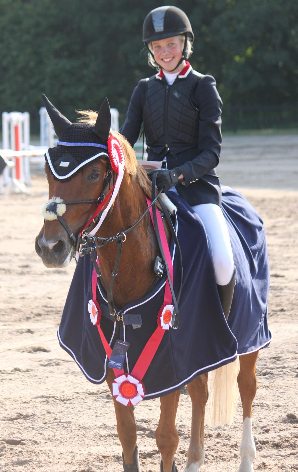 Tysk Sportspony Drambuie 9 *B-Pony* - Velkommen til Drambuie's profil! Her har de netop vundet det Individuelle Distriksmesterskab i spring i D2 2013! D. 7/7-13. Foto: Mig billede 1