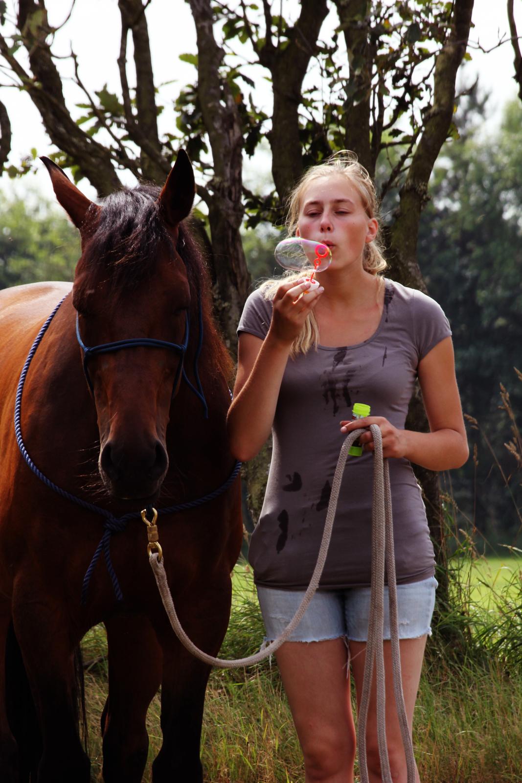 Traver | Kaliber Toft - Evigt fri <3 - Sæbebobler på marken!! (': [Foto: Sara Justenborg] billede 6