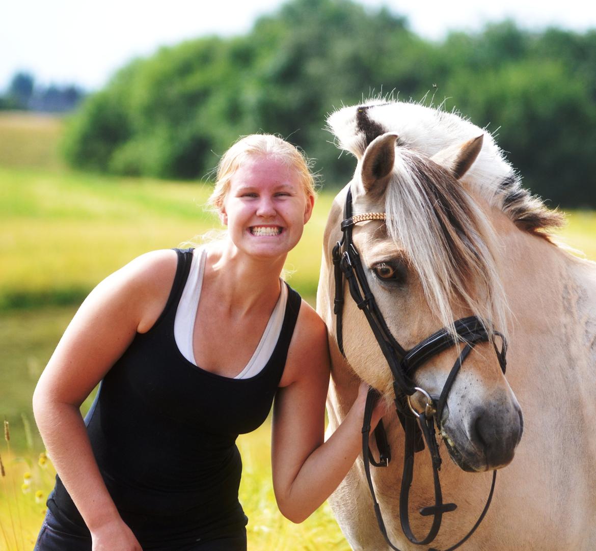 Fjordhest Søgårdens Birk <3 - NYT!!
Kan godt være jeg ligner en idiot, men sikke en gudesmuk pony jeg har mig!"<3
Foto Sabrina billede 22