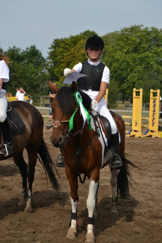 Pinto Felecia [STJERNEN] <3 - vi får stort set altid en rosette med hjem har ikk e kommet hjem uden noget endnu men det jo klart vi har et sammenhold, et smil på læberne, og en kampgejst der siger spar 2 vores sammenhold slår alt min prinsesse !<3 billede 18