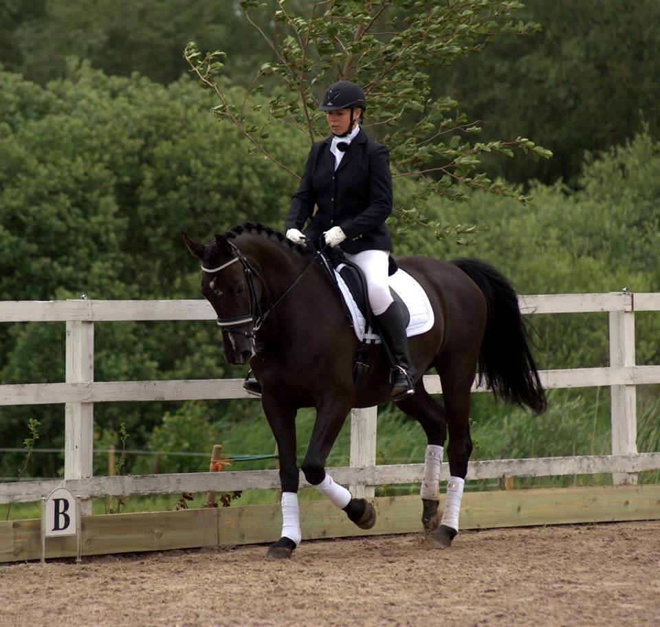 Dansk Varmblod De Luxe R - Vores første stævne.      LB2 på hjemmebane.
Fik 68% billede 3