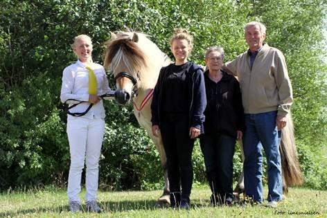 Fjordhest Dukan - Dukan til medaljekåring, blev kåret med 9 + medalje. Her ses fra venstre, gammel ejer, Dukan, ejer (mig), opdrætter. Foto : Line Nielsen billede 19