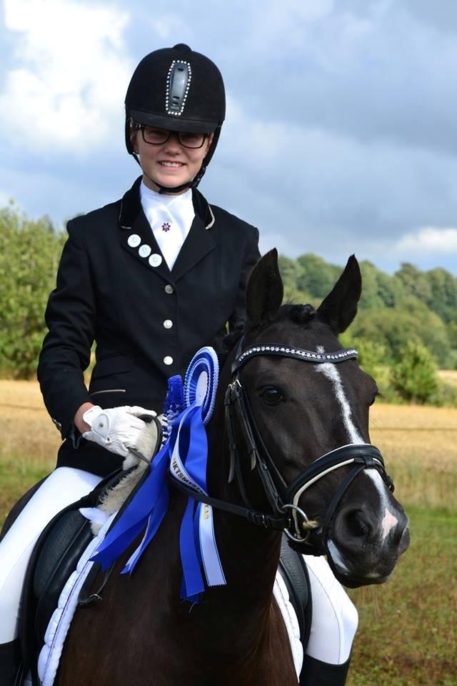 New Forest Iris B-PONY - DISTRIKTSMESTERSKAB 2013!
Blev nr. 2 til distriktsmesterskabet for kat. 2! med kun 0,5 point fra nr. 1! Er så mega stolt, da fra kun 1 år siden gad hun ikke ind på banen! Tak for samarbejdet Iris!! <3
Billedet er taget af: NLA-FOTO  billede 13