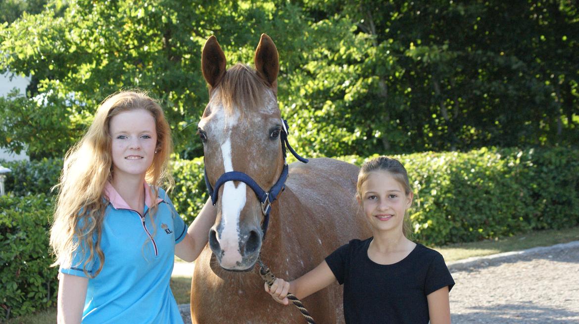 Anden særlig race Sweet Cherry [B-Pony] Aflivet - Cherry med hendes nye ejer, Rebecca og jeg :) billede 3