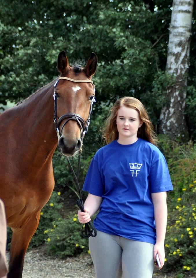 Frederiksborg Nytoftgaards Anastacia (Baby) - Så fin hun er.. Min søster står og venter med baby, inden vi ska på banen billede 17