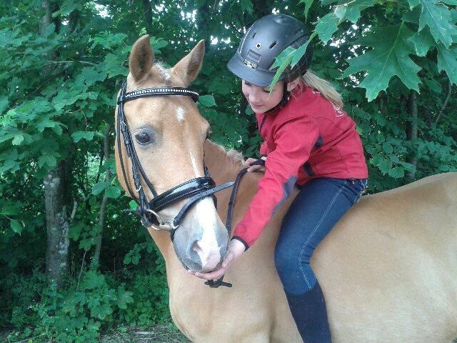 Tysk Sportspony Lavinia<3<3 - da hun havde dårlige ben så hygger med hende (mesterfotograf Trine og Aisha)  billede 17