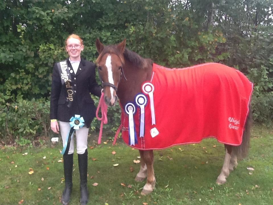 New Forest Spangbo's Malta - Råhøjgård cup finale i Horsens fik 2. plads i la * og la ** om lørdagen og gik videre og fik en 1. plads i la ** og vandt Cuppen Super dejlig pony <3<3 billede 2