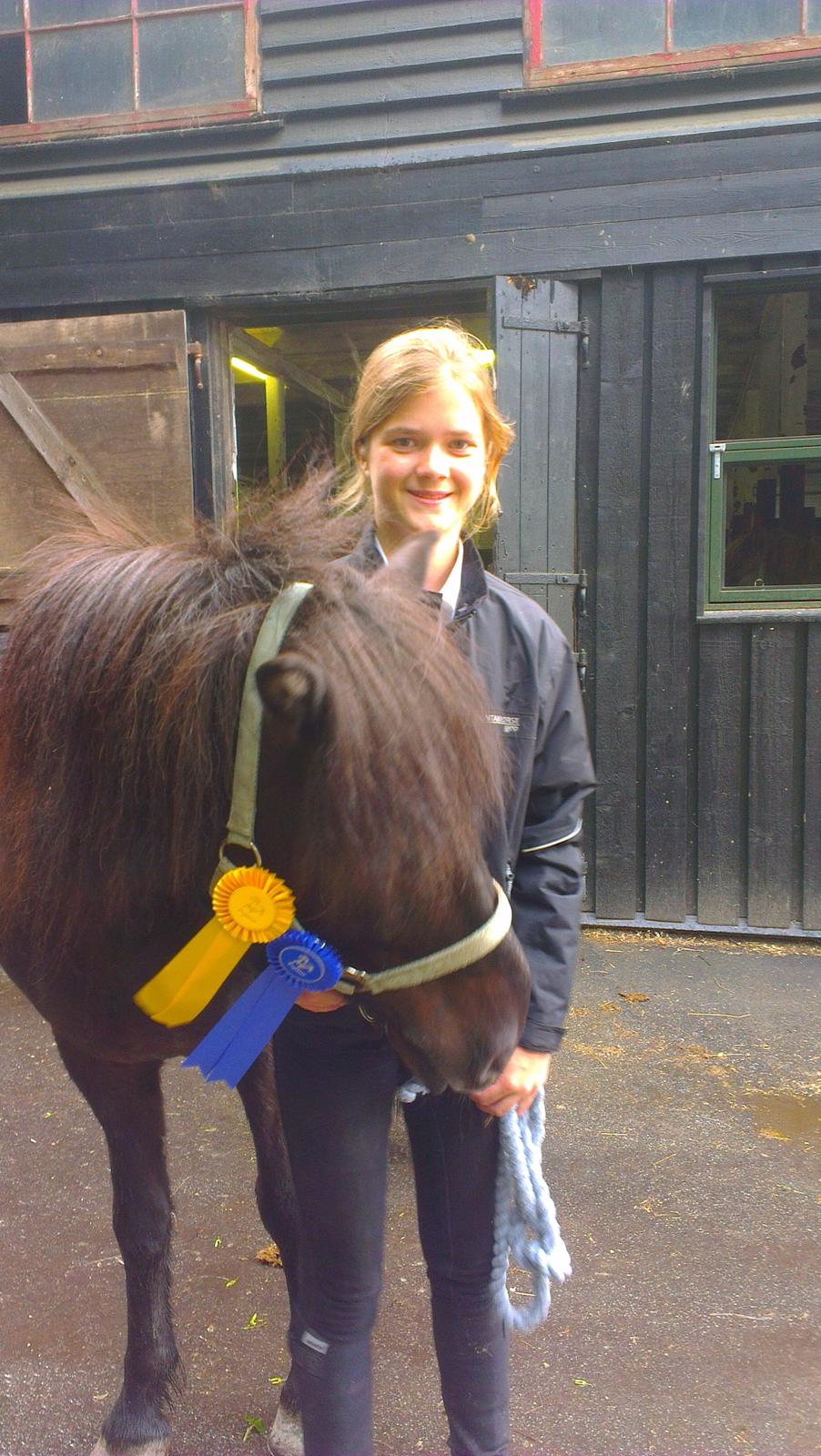 Islænder Hrekkur fra Helgenæs - så var der lige 2 rosetter til ooos!!<3<3 ikke mit bedste stævne (jeg blev dickvalifiseret i den ene springning) :-( xD billede 11