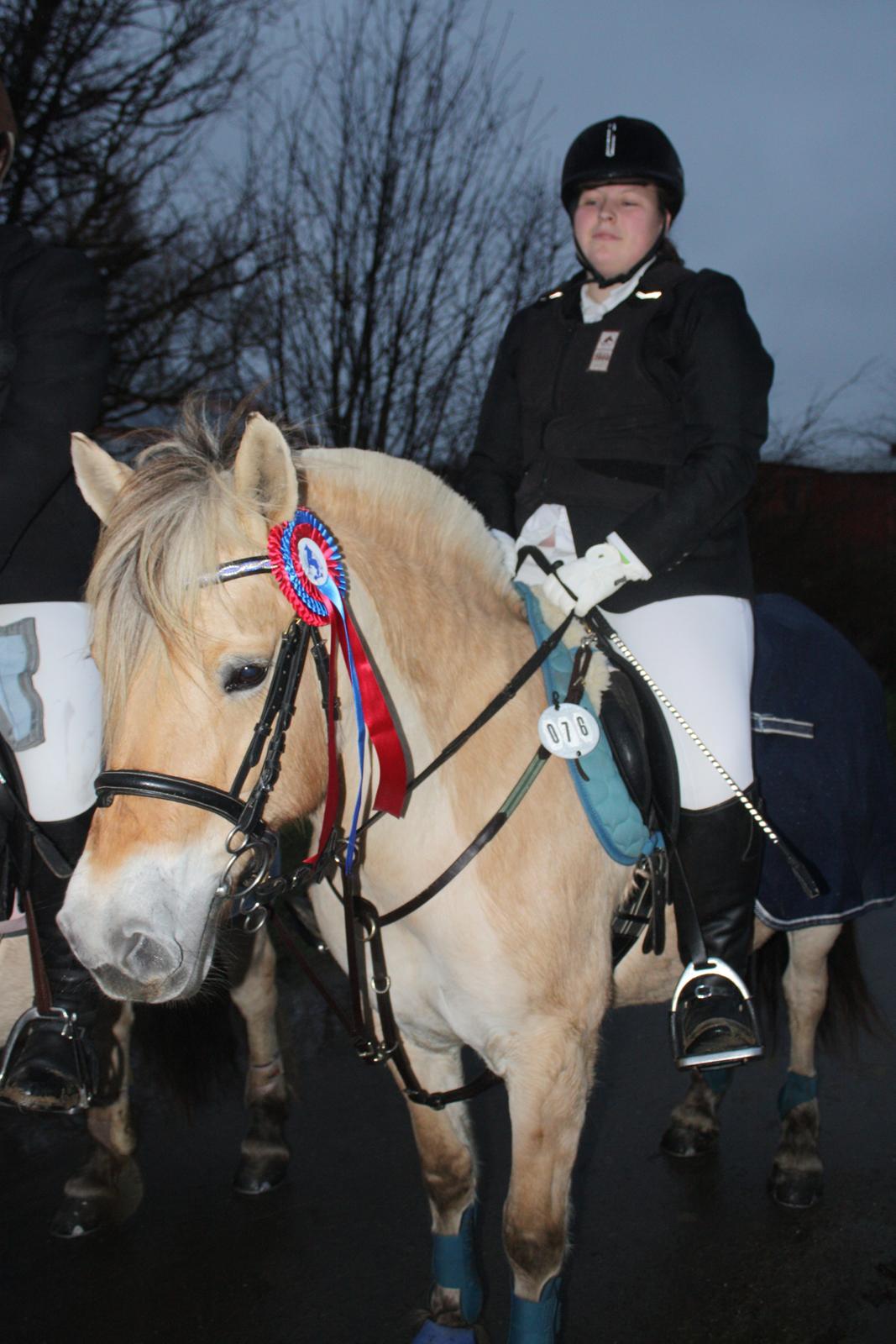 Fjordhest Hjorthøj´s Note - 15-12-13 springstævne
mig og Note med med vores fine roset  billede 31