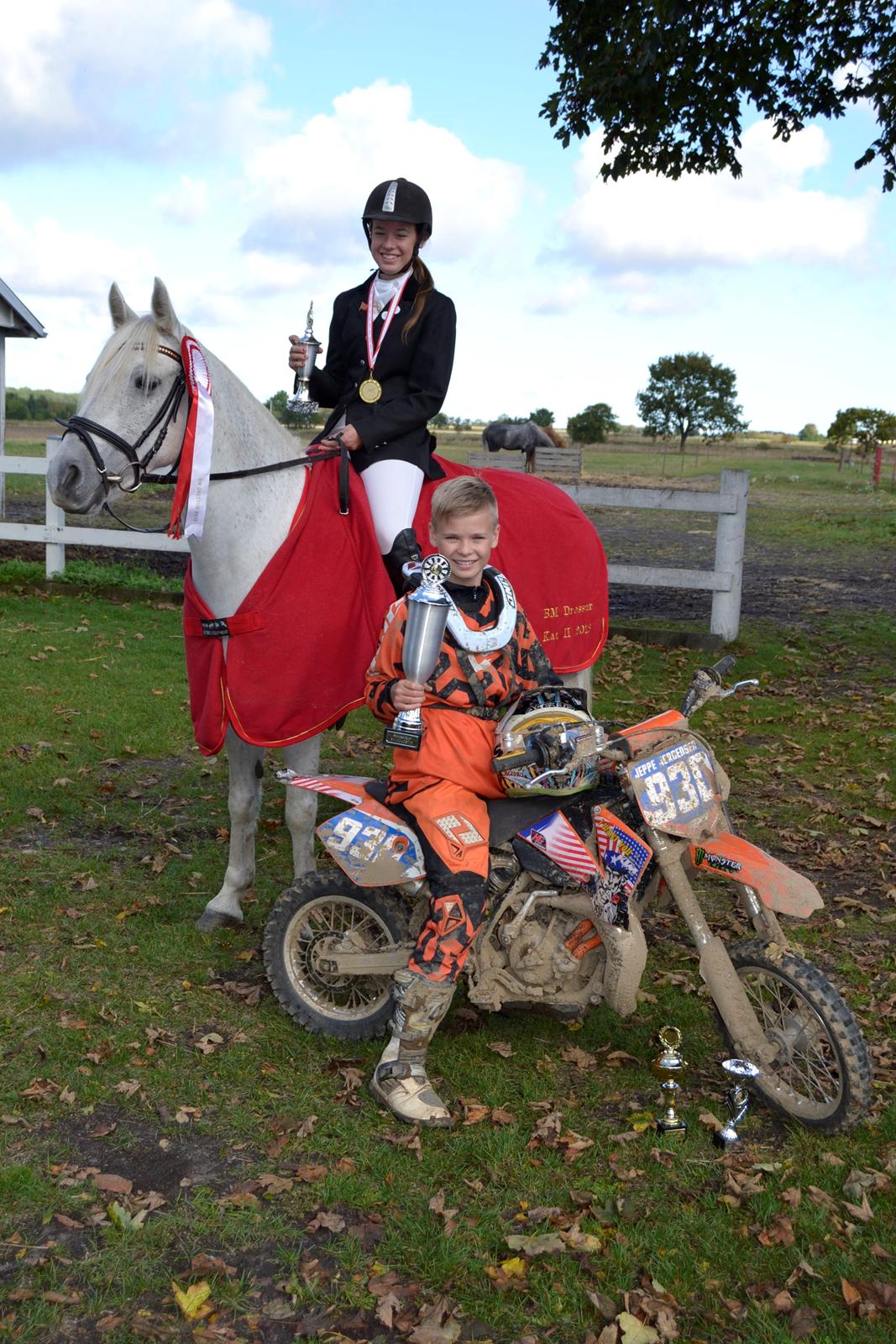 Connemara Hesteklewa Day Dream (day) - dayen og jeg, og min lillebror. bornholmsmester 2013. dressur kat.2 og cross 65cc
foto: min far billede 17