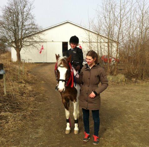 Anden særlig race Dyrekærgårds Indian Bahari - Bahari og jeg med to sløjfer efter et vellykket stævne :-) billede 9