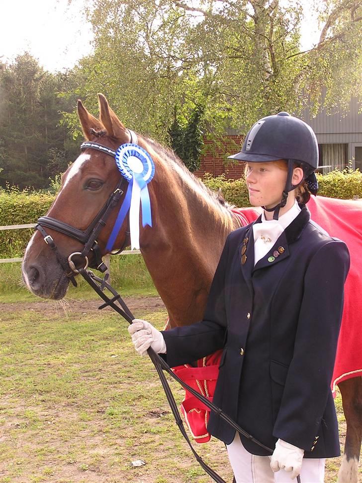 Tysk Sportspony Magic   - Magic og jeg med vores første landstævne roset:D nr 2 i la4 i ringsted vi venter på nanna rider på banen:D billede 10