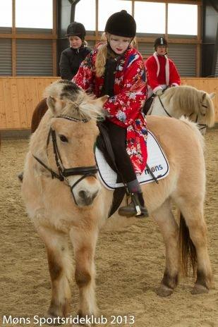 Fjordhest Lilja - Fastelavn ringridning 3-2-2013.. Søster rider Lilja her og var kineser billede 4