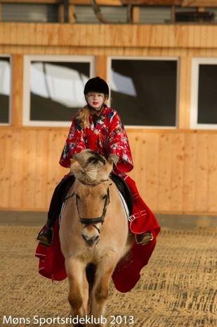 Fjordhest Lilja - Fastelavn ringridning 3-2-2013.. Søster rider Lilja her og var kineser billede 1