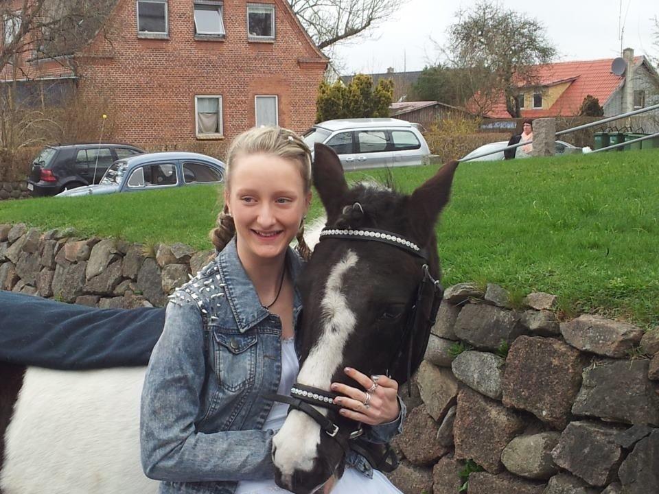 Pinto Molly-Malibu - Molly og mig på min konfirmation ved kriken. Den bedste dag i mit liv!<3 billede 6