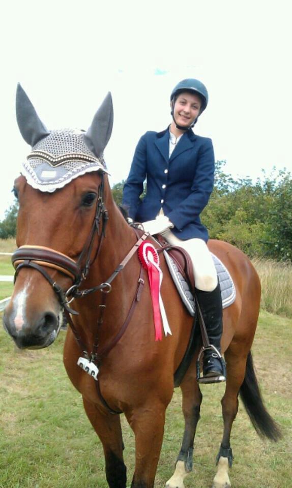 Dansk Varmblod Cappuchino - Heh! Vandt Hjørring Cuppen, selvom jeg glemte banen i omspringning i finalen... Det må man kalde en overbevisende sejr :) Skønne Hest - August 2012 billede 20