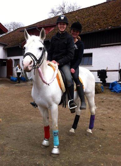 Connemara Fiona Hedelund - Den bedste <3 - Emma og jeg klædte Fiona ud i mange farver og bagefter red jeg dressur på hende :-) (Emma kom lige hurtigt op på hende, og så tog vi billedet og hun hoppede ned igen, så Fiona lider ingen overlast og hun var glad hele tiden :-)))) billede 39