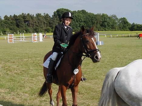Anden særlig race Freja (solgt) - Freja og hendes nye ejer. Han er rigtig glad for hende.. :) her har de lige vundet en tredje plads :D billede 8