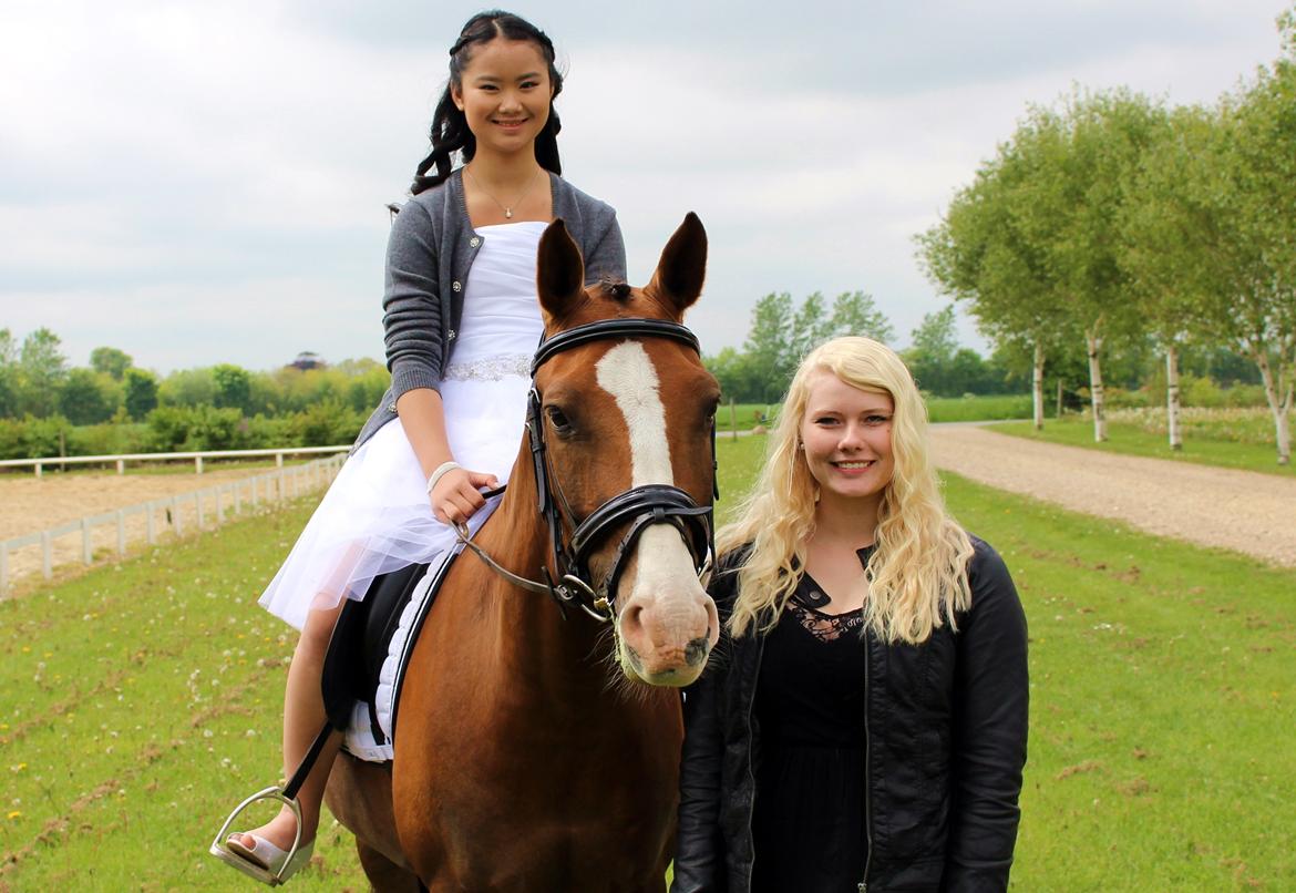 Tysk Sportspony Artos (fedtmulen) B-pony - Tosse, Freja og jeg på Frejas konfirmationsdag d. 16 maj 2014 <3 Mine to yndlings! billede 11