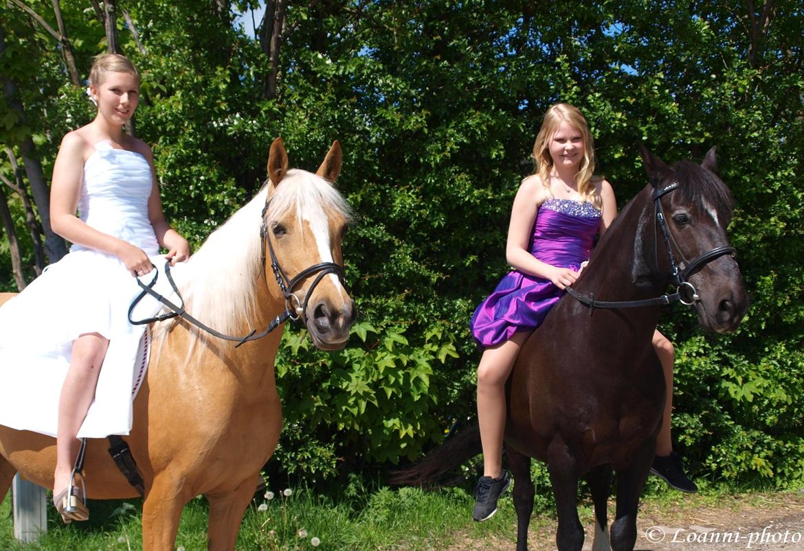 DSP Grønagergård Dobra - Sammen med min bedste veninde efter kirken med vores konfirmations kjoler på <3 billede 4