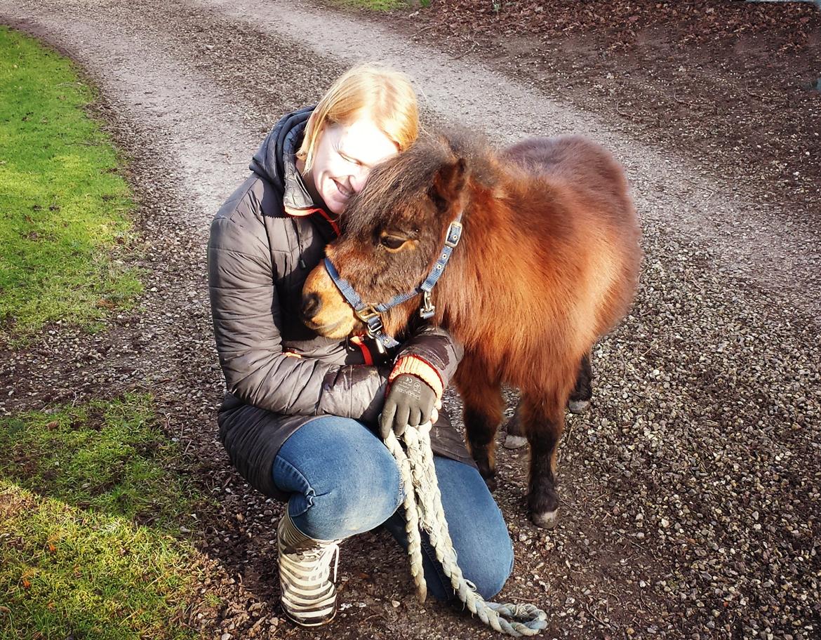 Anden særlig race Pilegårdens Bambino - En af mange gåture, og et af mange krammer billede 8