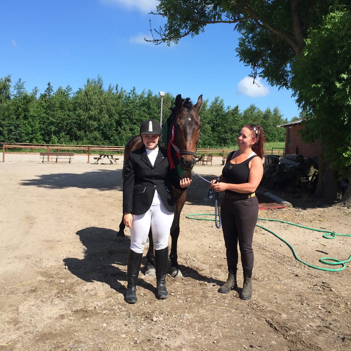 Dansk Varmblod Bøgegårdens Landsriver - River, min træner og mig ved sidste stævne <3 billede 18