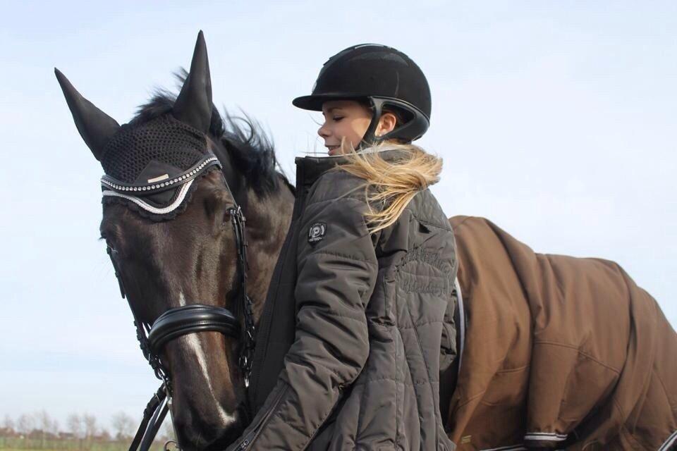 Dansk Varmblod Ørevadbros Dior - Min smukke Dior-gris og jeg. Jakke og tæppe er sponsoreret af Hjallerup Maskinforretning fra Brønderslev afdelningen. billede 1