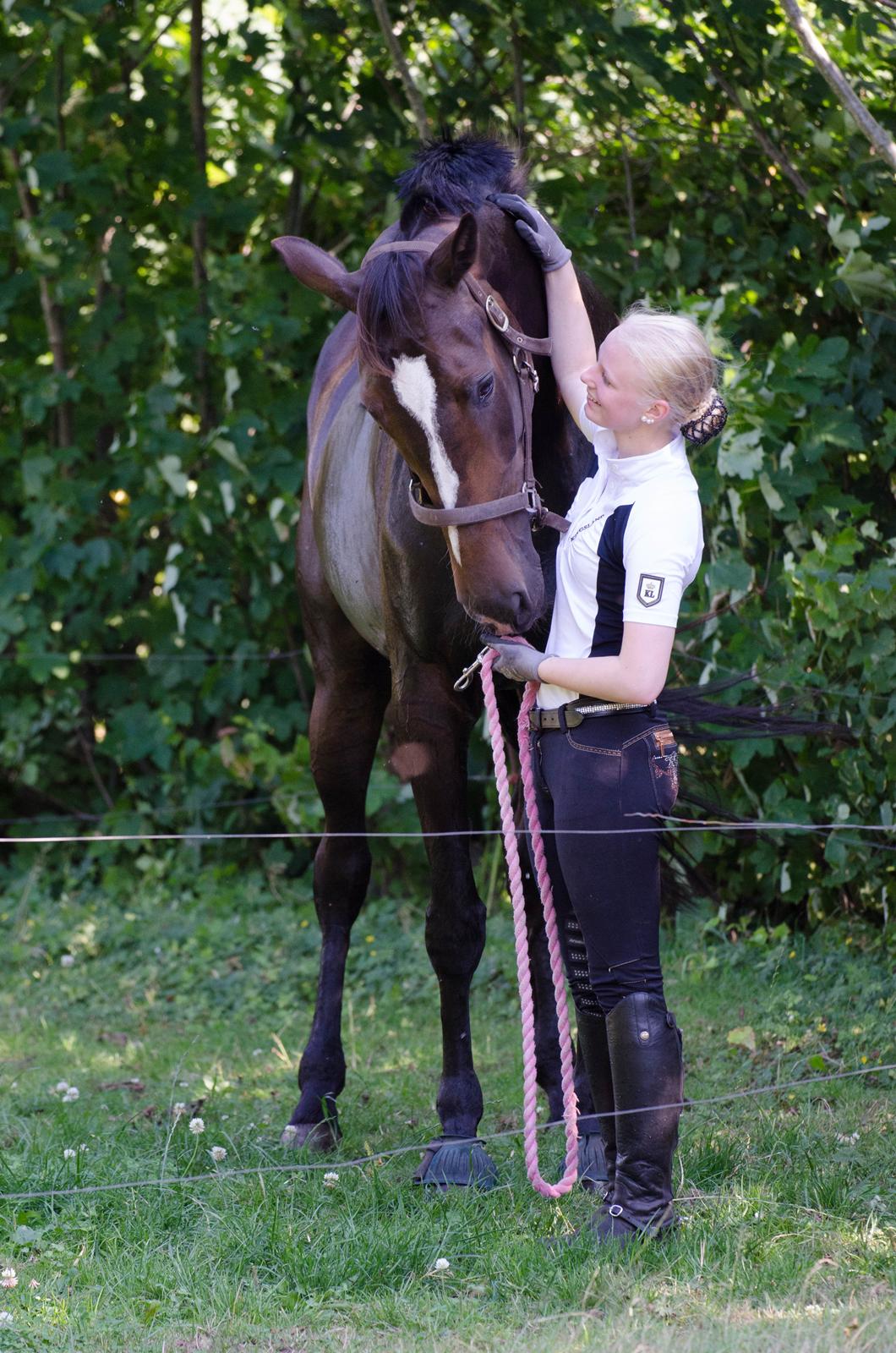 Dansk Varmblod Stald Nyborgs Chantell - Perfekt match, sådan størrelsesmæssigt! Kunne ikke have fundet en bedre kæmpebaby, end min muller <3 . Foto: Anita Rasmussen  billede 27