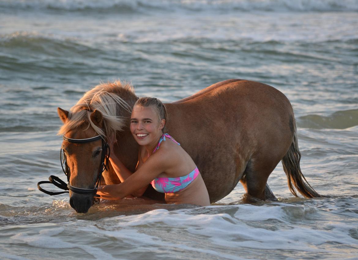 Shetlænder Monick Bomlund - Monick og mig ved stranden d. 31 juli 2014;D billede 1