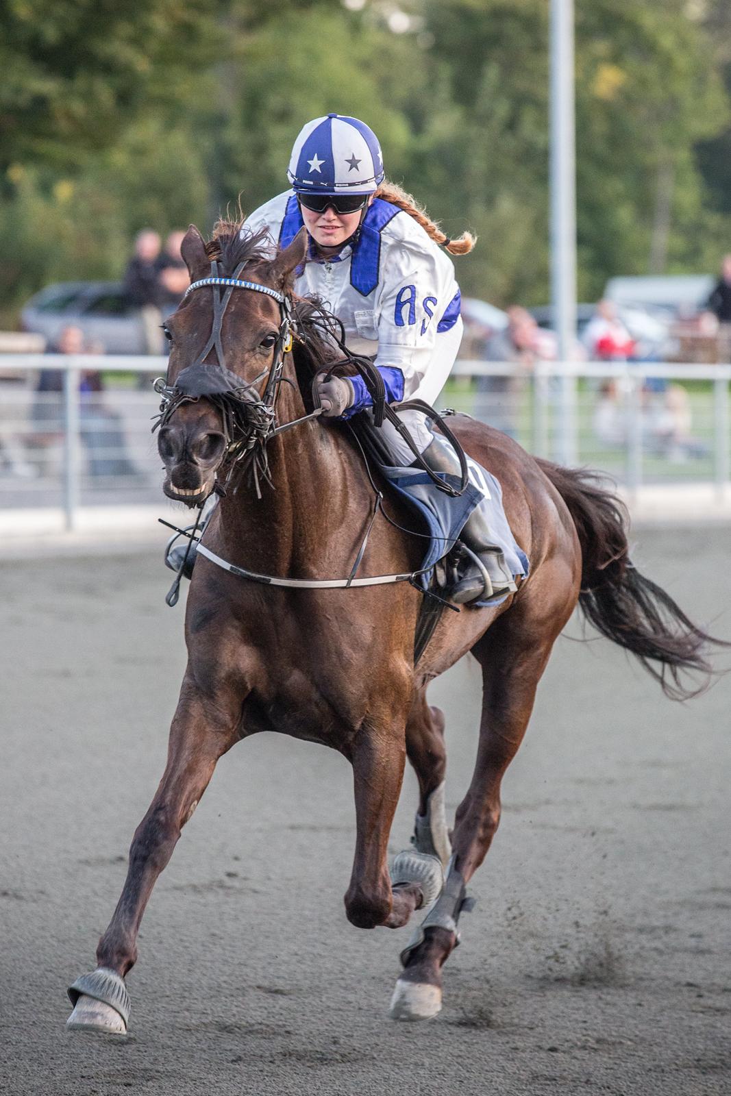 Traver Izmir (Stjernetraveren) - Mit første løb på Izmir. Blev dog disket for galop, 100 % min fejl. Billedet af: Photopassion billede 9